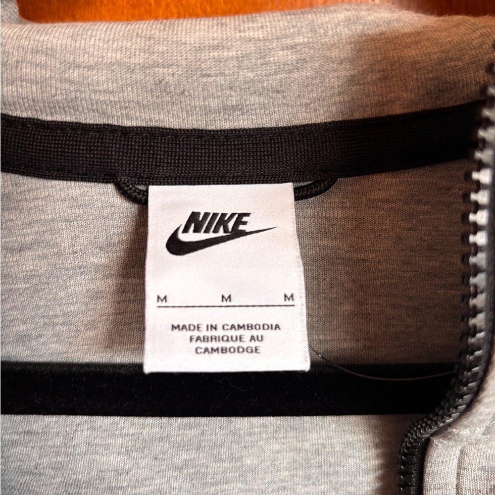 Nike Light Grey Full-Zip Hooded Performance Jacket with Black Trim EUC - Picture 5 of 5